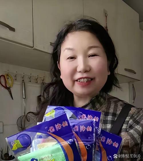 上手把玩自家乖巧牡丹鸟,全程温柔互动,小鸟稳稳站掌心看镜头,模样软